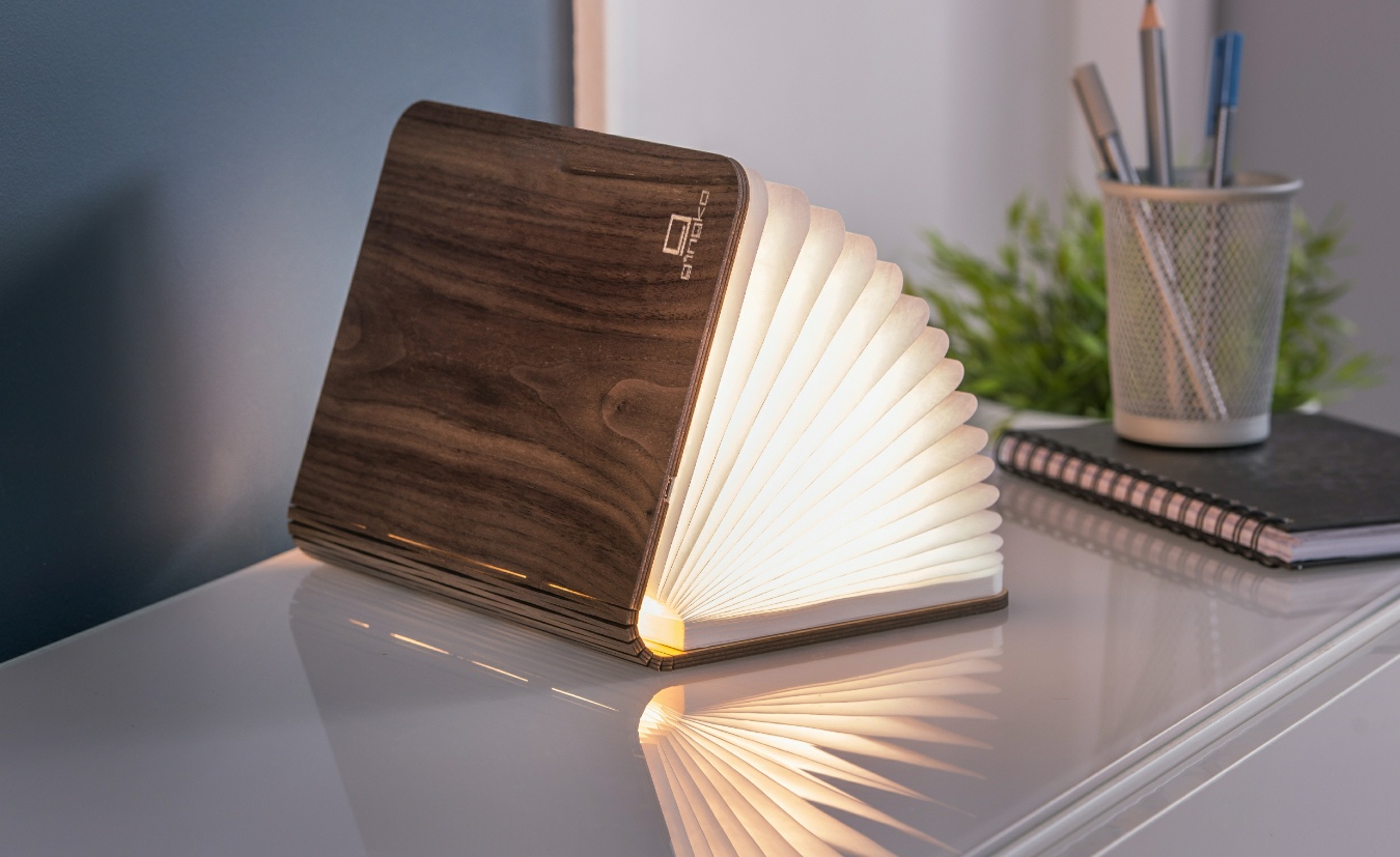 Walnoot boeklamp nodig? Deze stijlvolle houten Smart Book Light opent 360°, geeft warm licht en is USB-oplaadbaar. Sfeervol en compact.