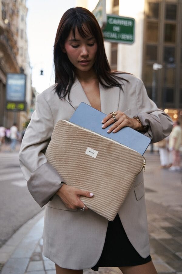Beige ribstof Matéo laptopsleeve van Recitem, geschikt voor 15-16 inch laptops. Comfortabel, stijlvol en functioneel