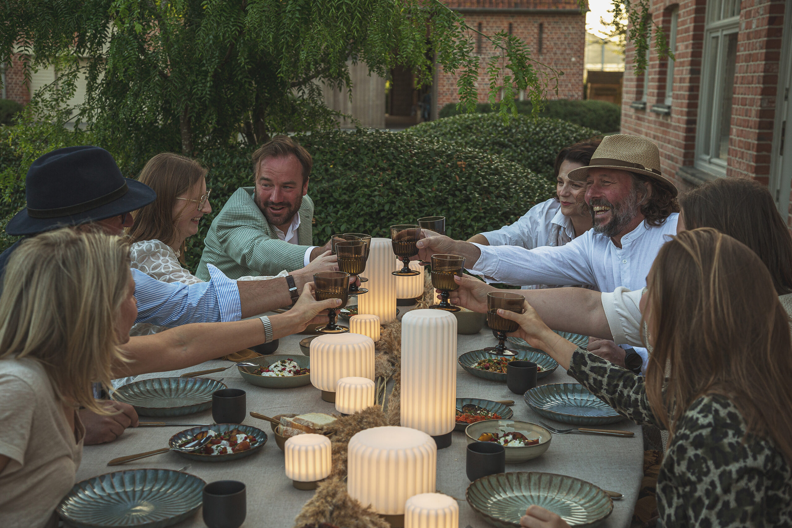 Discover the Dentelles wireless table lamp by Atelier Pierre – portable, rechargeable, and full of character. A cosy glow, wherever you go.