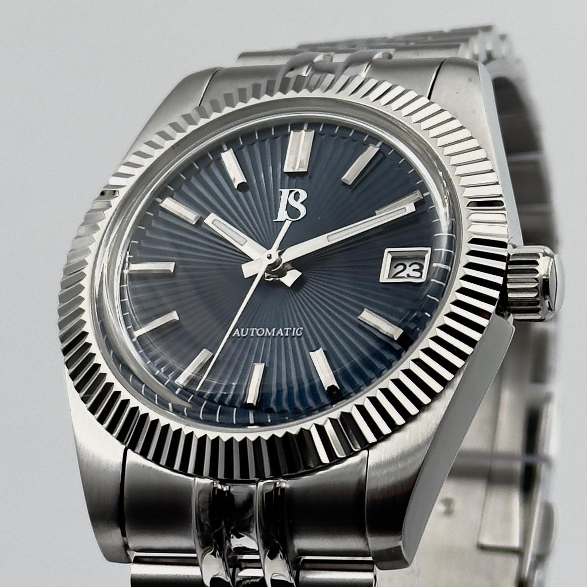 close up foto van Bierkensteyn Date 38 Blue luxe horloge met een roestvrijstale kast en prachtige blauwe wijzerplaat. Met de handgemaakt en van hoge kwaliteit