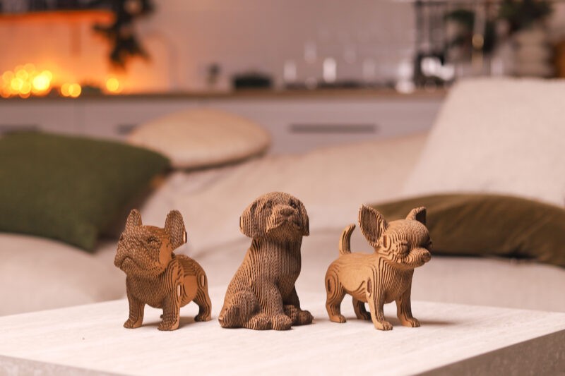Cartonic Puppies Trio van karton in een woonkamer als kunbt object