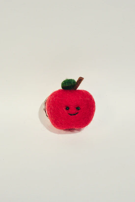 Appel sleutelhanger of bag charm van Vilt van Person Elle, handgemaakt uit Nepal