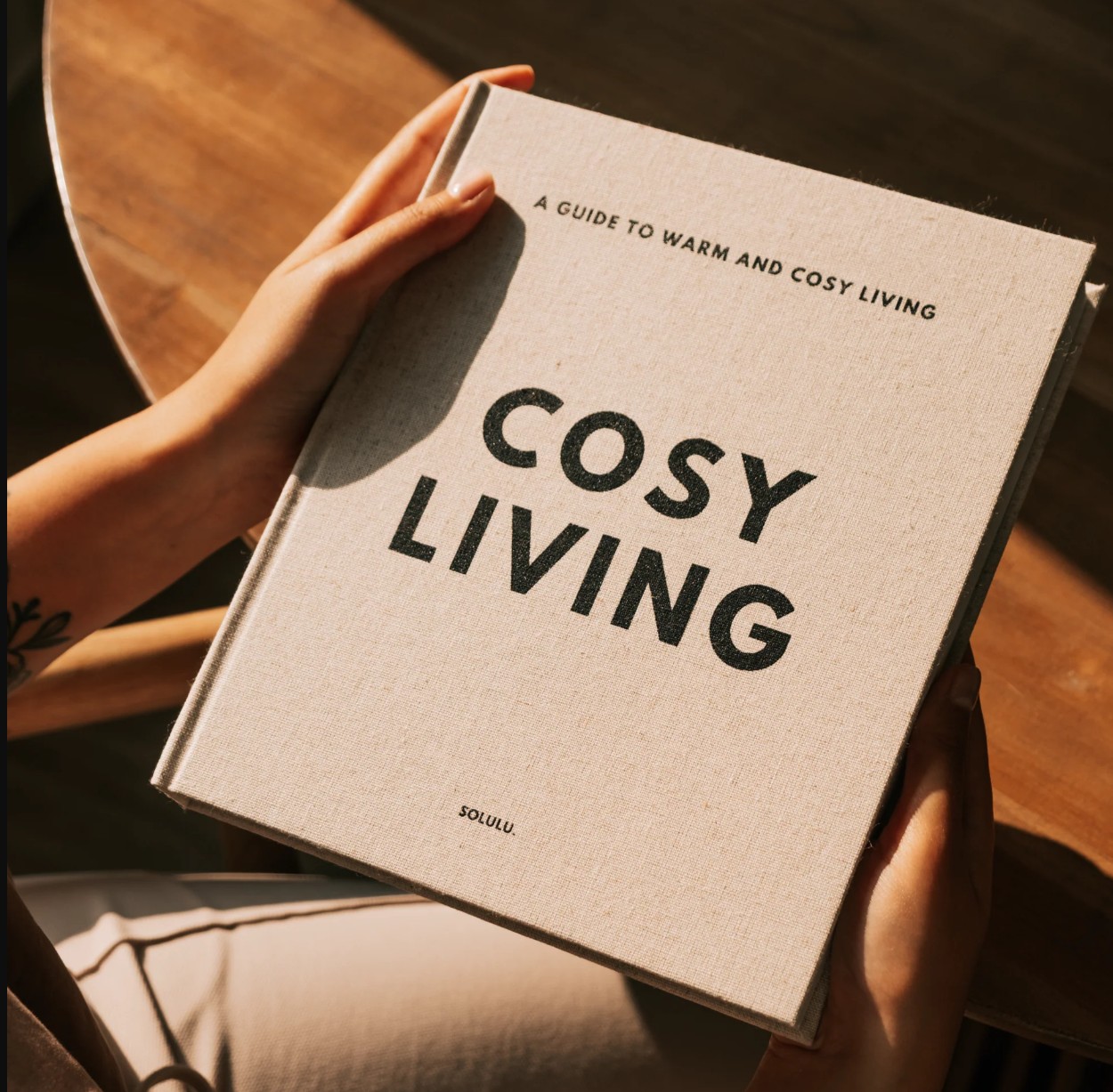 Cosy Living coffeetable storage book in hands