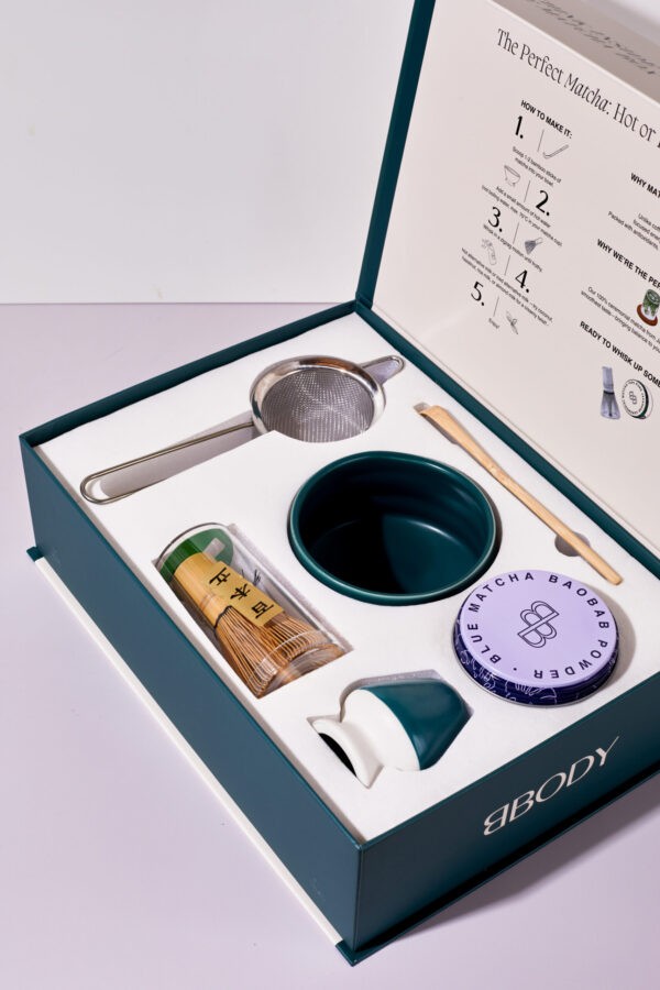 Matcha cadeau set met blauwe matcha, whisk en accessoires in luxe verpakking