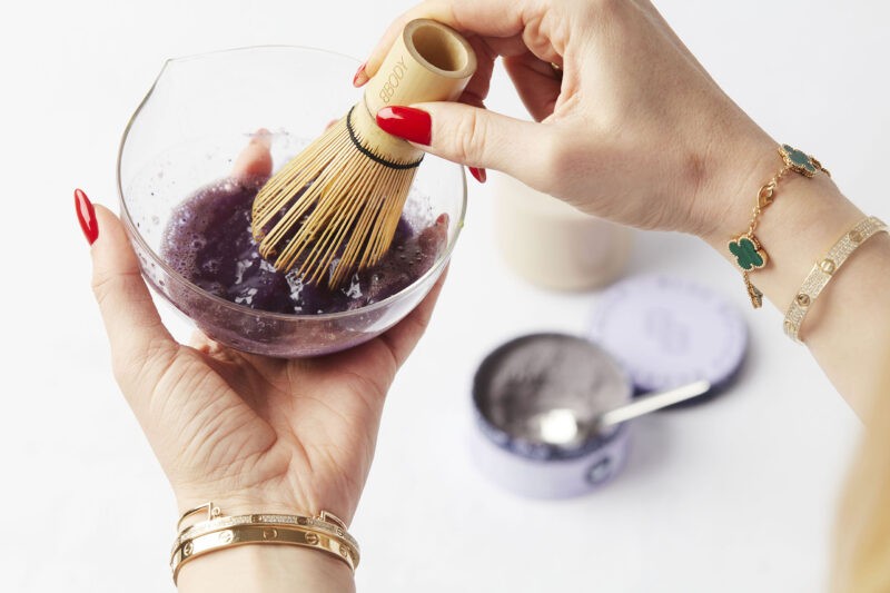 Blue matcha kloppen met de Bbody Matcha Toolbox – creëer een zachte, romige matcha latte met traditionele tools