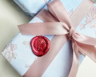 een mooi luxe ingepakt cadeau met satijnen lint en een zegel van Fancy the Pancy