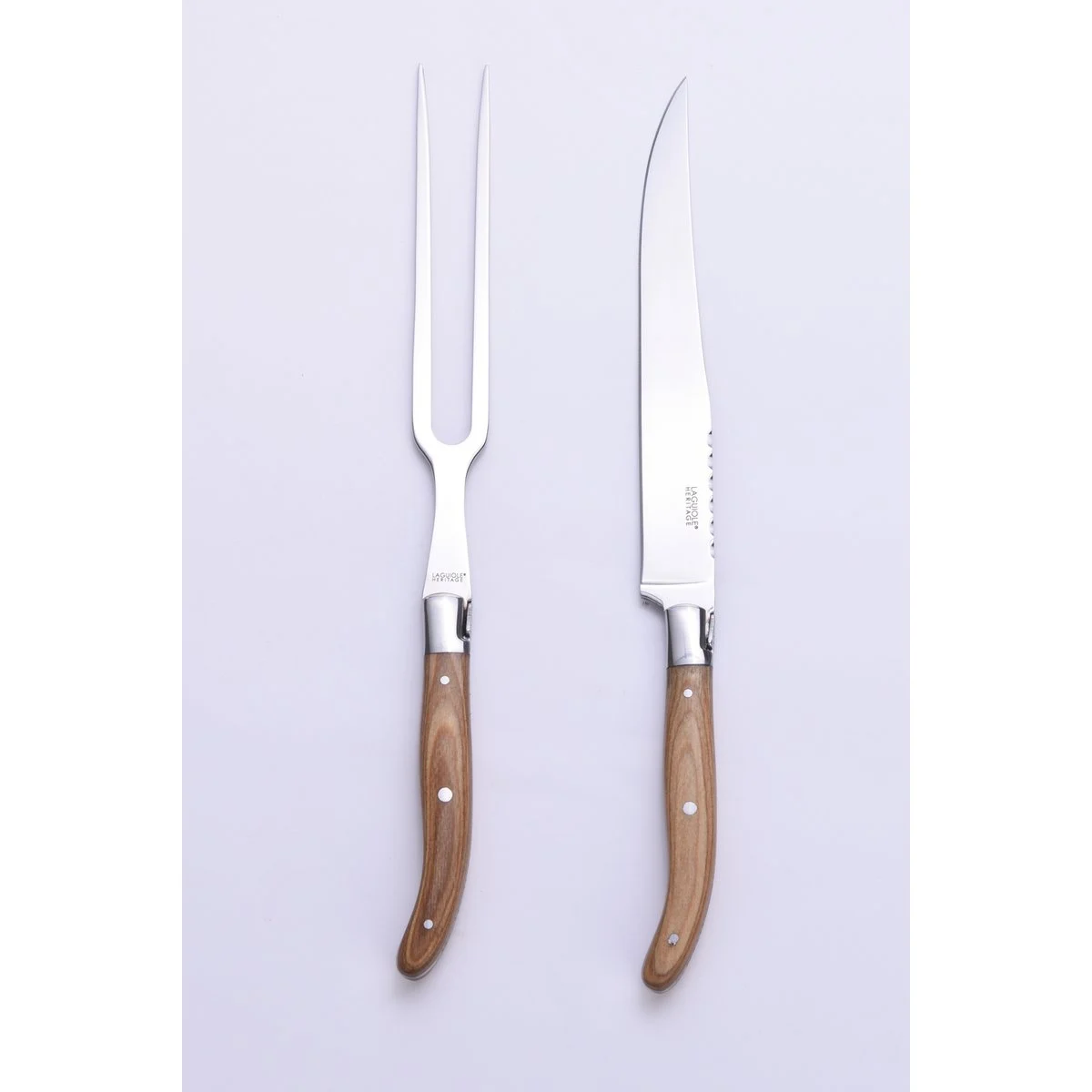 Mes- en vorksnijset van Laguiole Héritage. Vlijmscherp, stijlvol en met pakkahout – voor het snijden van vlees aan tafel of bij de BBQ.