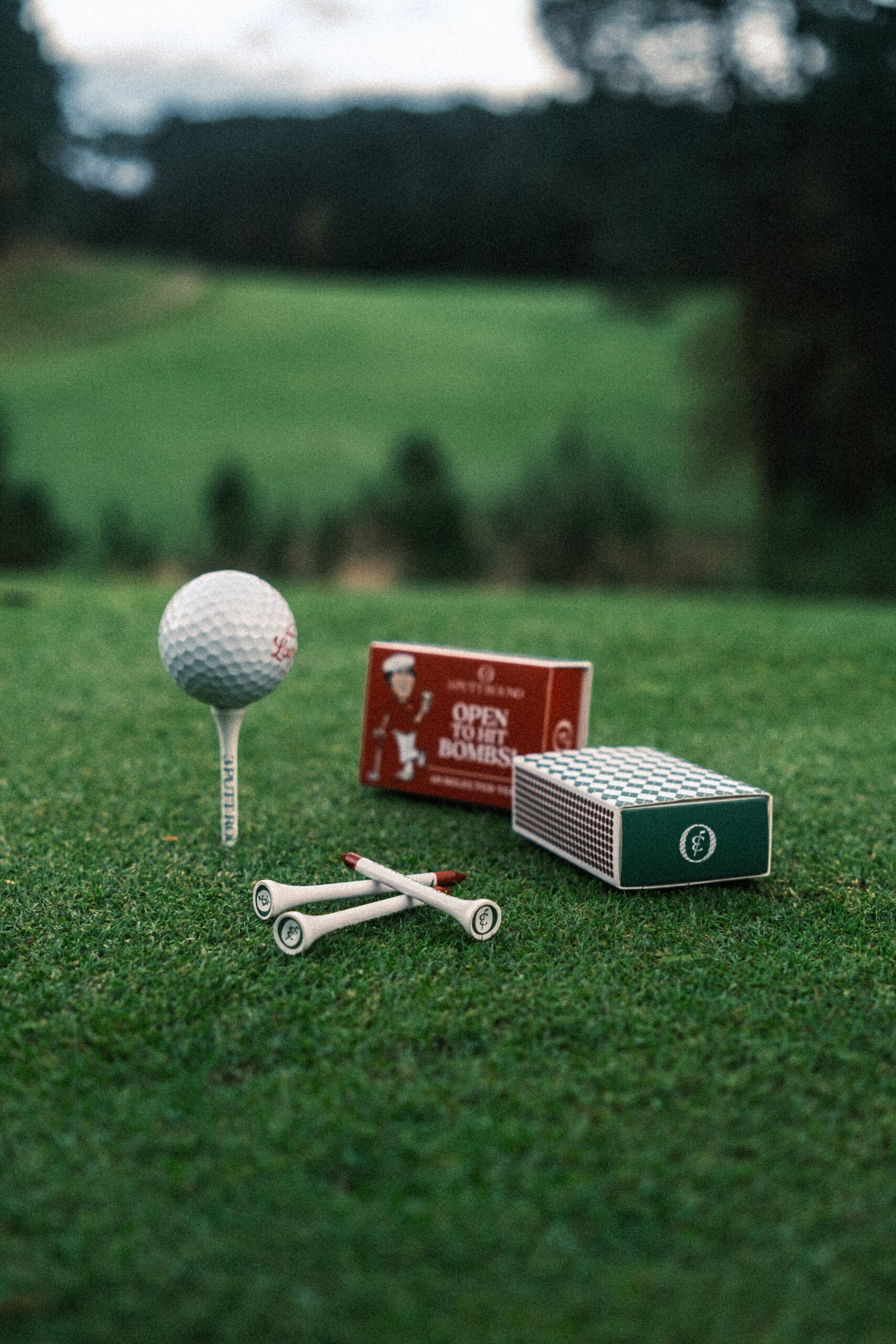 Compacte golf tee giftbox met 12 bamboe tees in een groen luciferdoosje. Slim, duurzaam en serieus stijlvol.