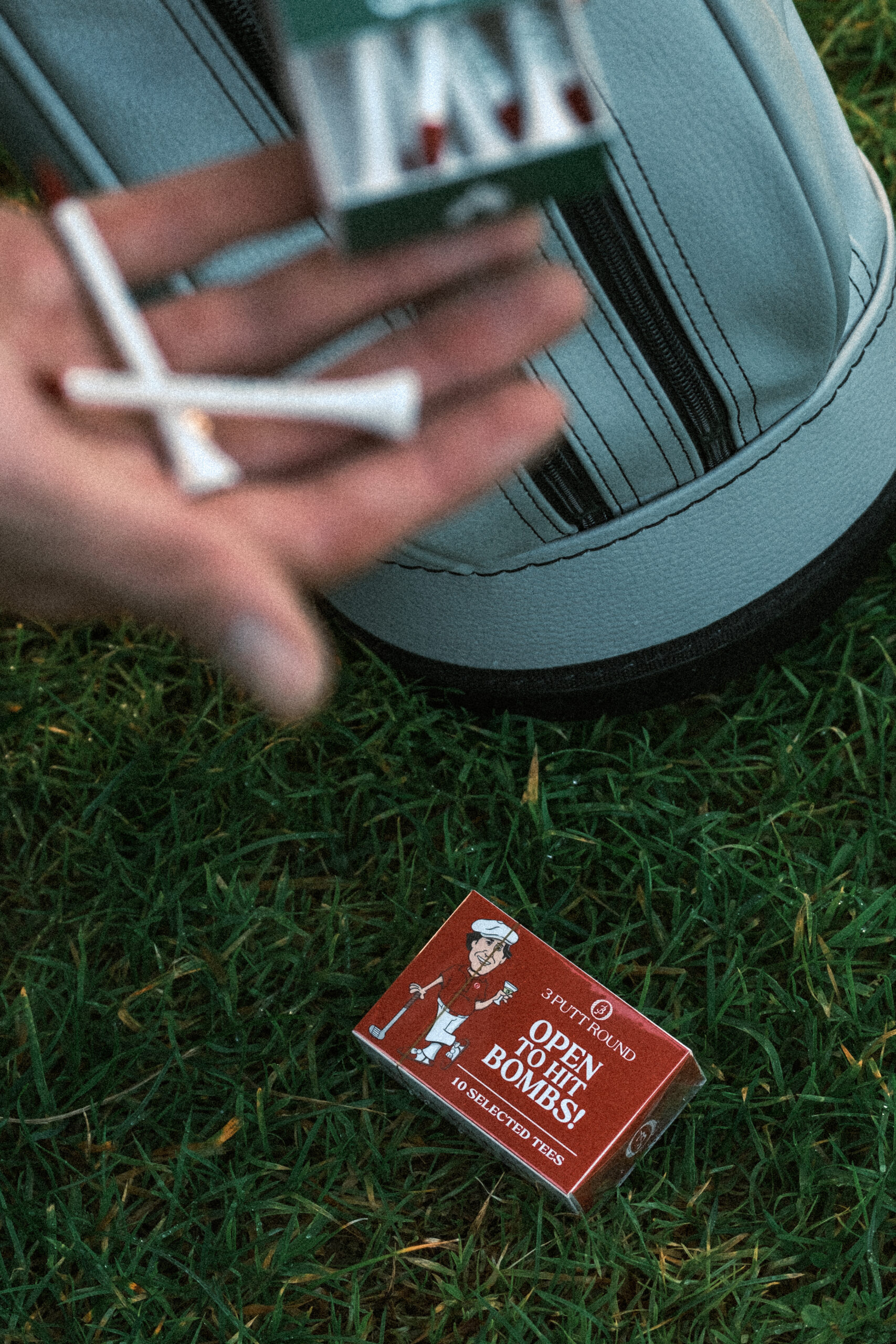 Op zoek naar een golf tees cadeau met persoonlijkheid? Dit rode luciferdoosje bevat 14 bamboe tees - stoer, compact en milieuvriendelijk.