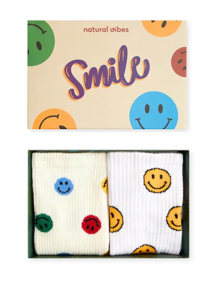 Smiley sokken cadeau – vrolijk, biologisch en stijlvol verpakt. 2-pack sokken met boomdonatie, van Fancy the Pancy.