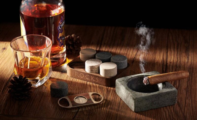 Sigaren cadeauset met granieten asbak, whiskey stones en gouden giftbox