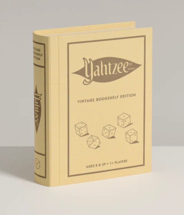Koffietafelwaardig. Vintage Yahtzee in boekenplankvorm—stoffen boekdoos, deluxe tray en chips. Altijd prachtig verpakt.
