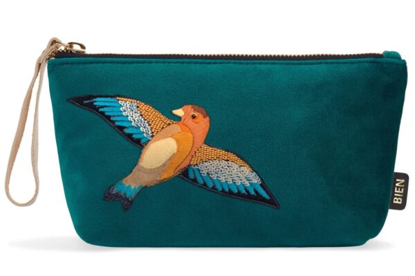 Fluwelen etui “Petrol Goldfinch” van BIEN – petrol fluweel en satijn-nylon met geborduurde putter.