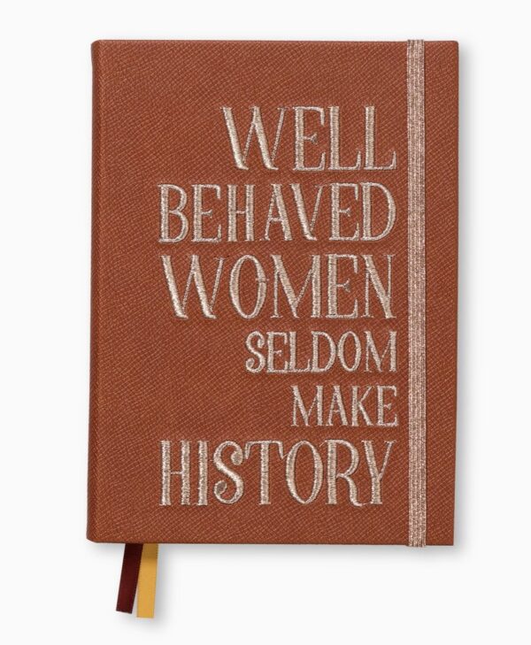 Notitieboek voor vrouwen “Well-Behaved Women” van BIEN moves – zandkleurige kaft met roségouden borduursel.