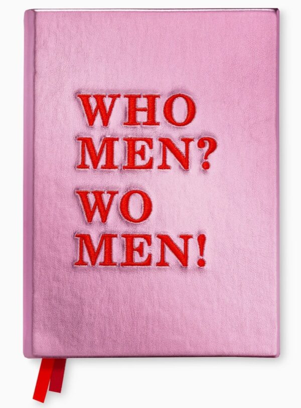 Roze notitieboek “Who Men? Women!” van BIEN moves – metallic roze kaft met borduursel.