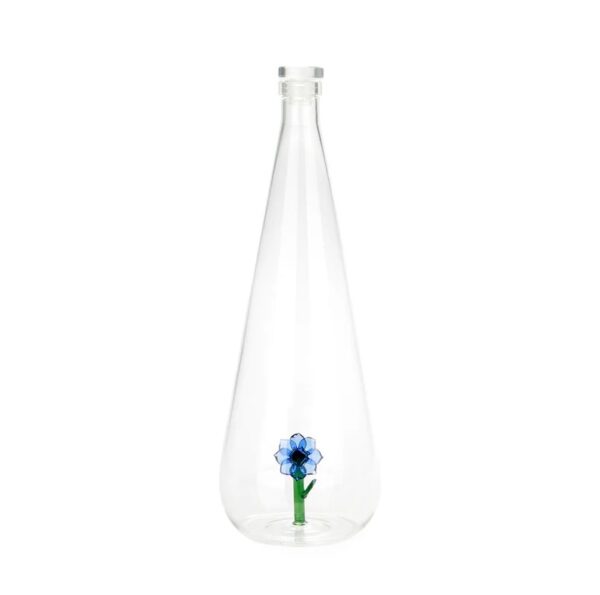 Glazen fles van borosilicaat met handgemaakte blauwe anemoon binnenin, 1 liter, gefotografeerd in zacht licht.