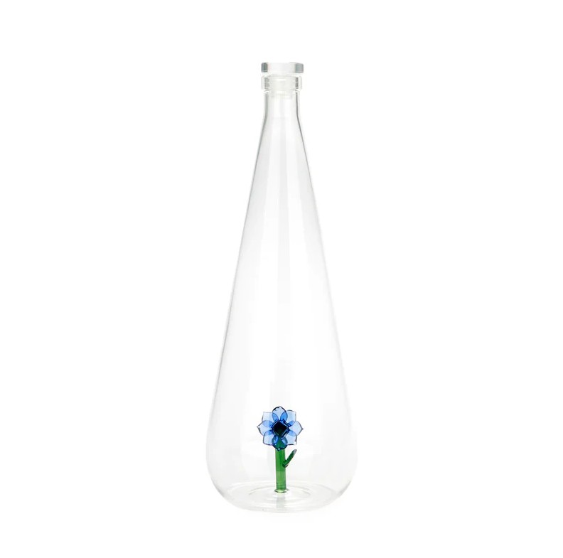 Glazen fles van borosilicaat met handgemaakte blauwe anemoon binnenin, 1 liter, gefotografeerd in zacht licht.