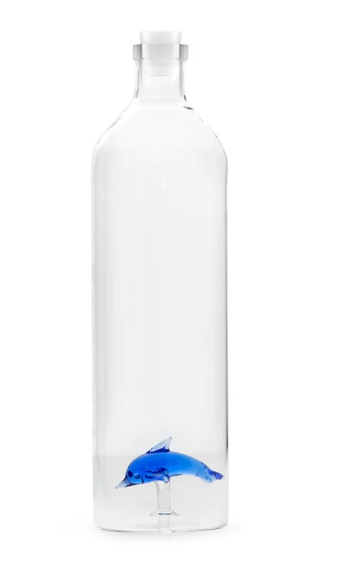Glazen borosilicaat fles met handgemaakte glazen dolfijn, 1.2 liter, elegant gefotografeerd.