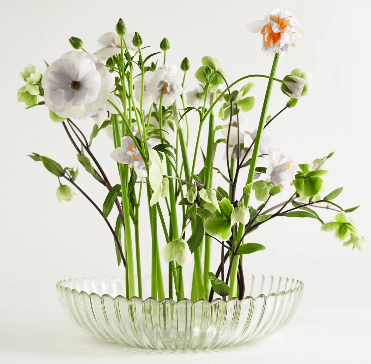 Transparent acrylic kenzan ring 150 mm for modern floral arrangements, ideal for ikebana and large creative flower designs with beautfiul flowers in bowl