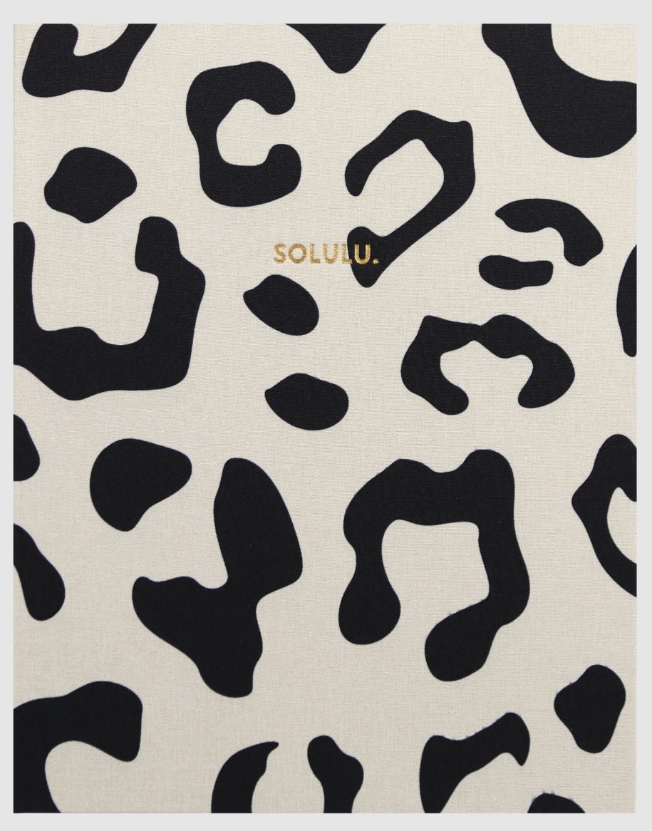 Leopard koffietafelboek van Solulu met beige linnen kaft, zwarte panterprint en goud logo