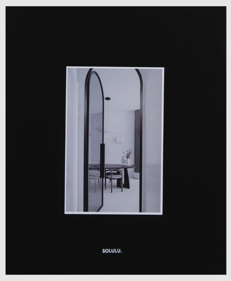 Monochrome Living koffietafelboek met zwart-witte kaft van Solulu met magnetische sluiting