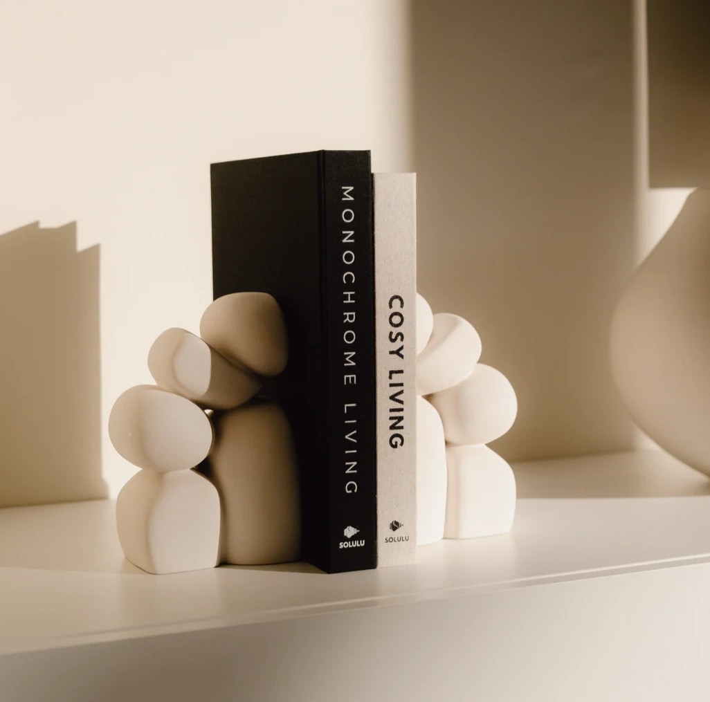 Monochrome living black coffeetable book in combination with cosy living on a shelf