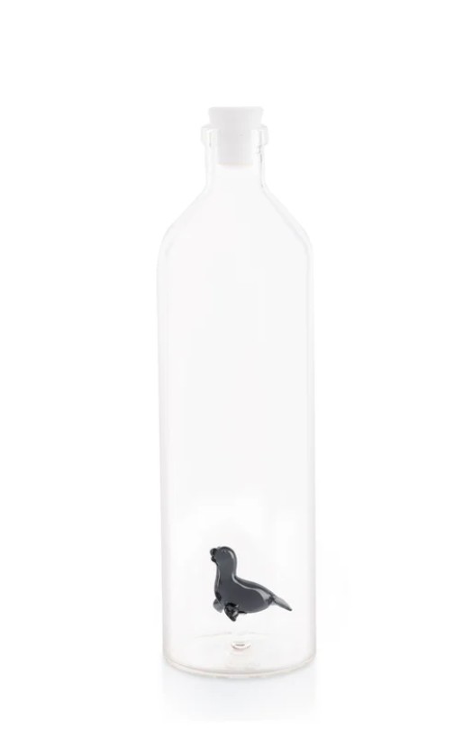 Glazen borosilicaat fles met handgemaakte glazen zeehond, 1.2 liter.