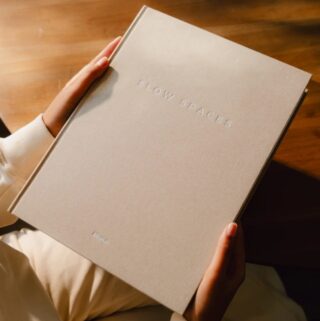 Slow Spaces – Linnen koffietafelboek met opbergruimte (XL) van Solulu