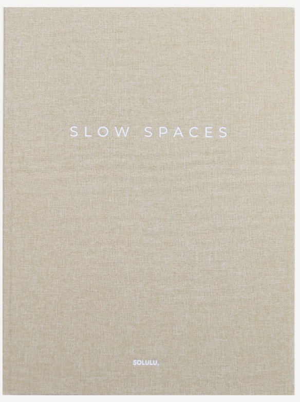 Slow Spaces linnen koffietafelboek van Solulu in beige linnen met magnetische sluiting