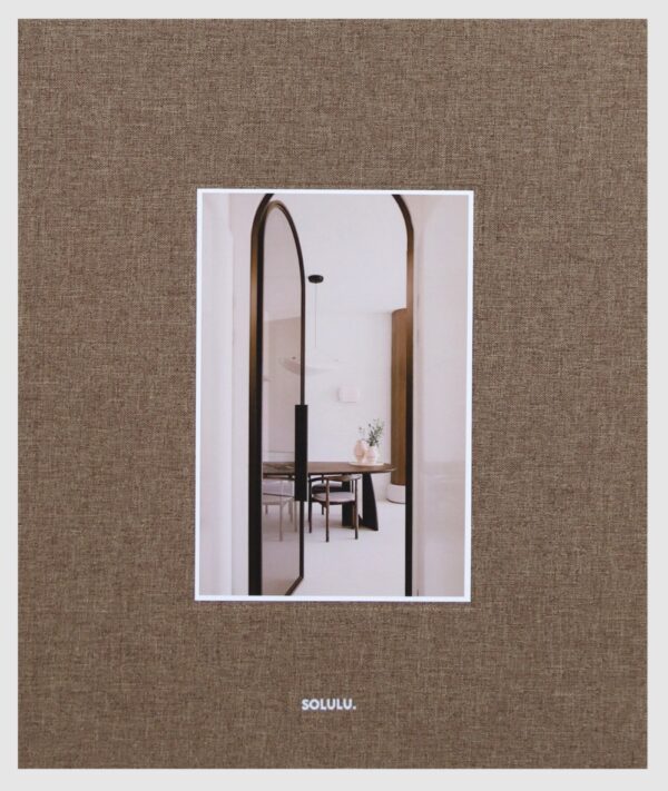 Calm Living linnen koffietafelboek van Solulu met bruine kaft en magnetische sluiting