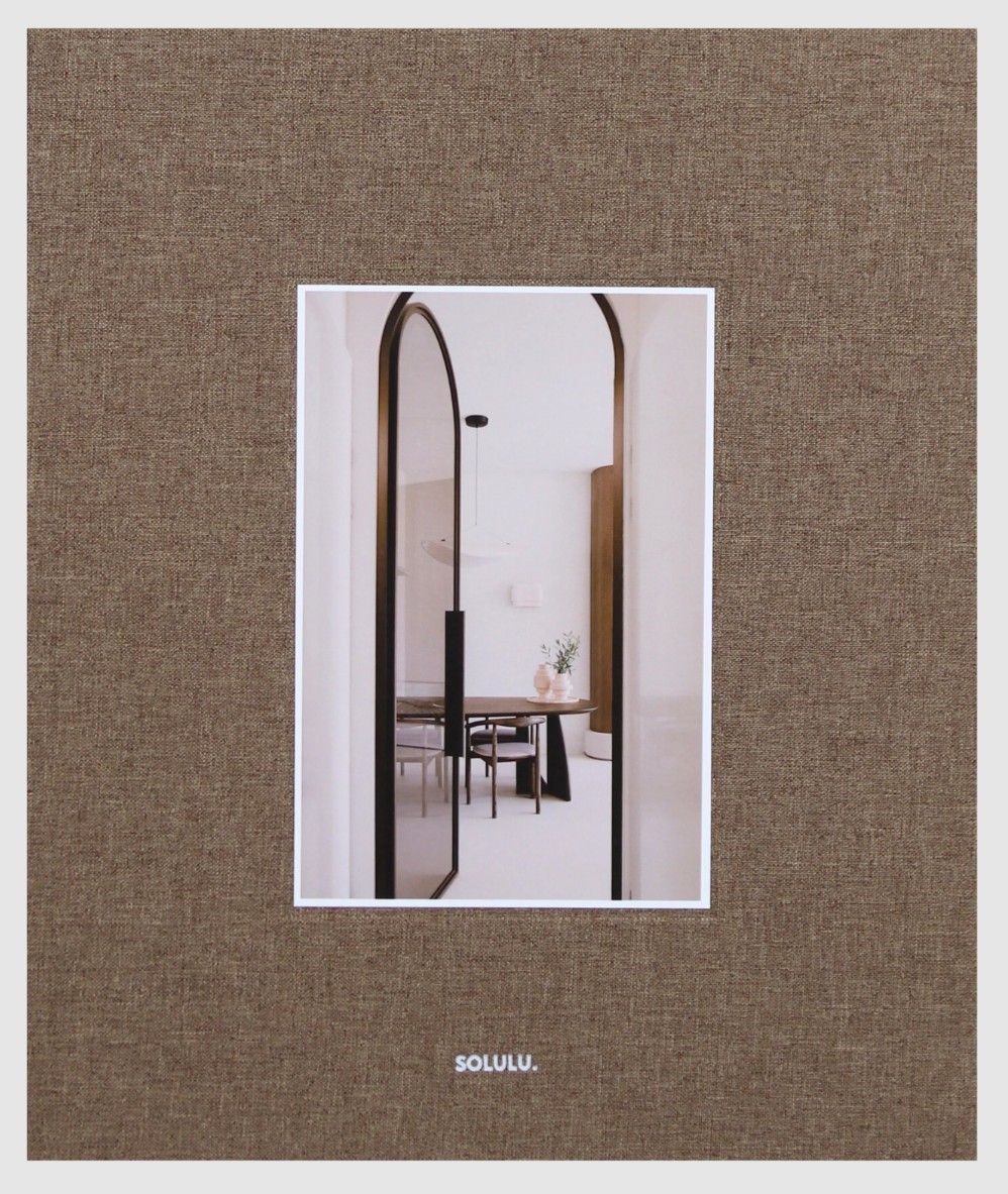 Calm Living linnen koffietafelboek van Solulu met bruine kaft en magnetische sluiting