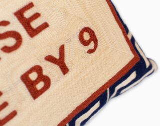 Needlepoint Kussen – “Please Leave By 9"