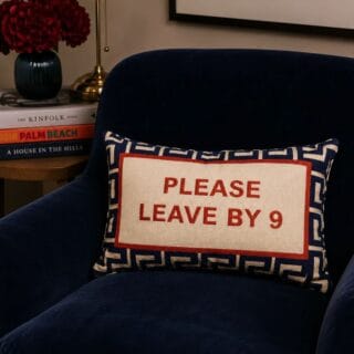 Needlepoint Kussen – “Please Leave By 9"