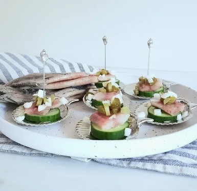 tapasprikkers in de vorm van schelpen geprikt in amuses in de amuse schelpen van Anovi