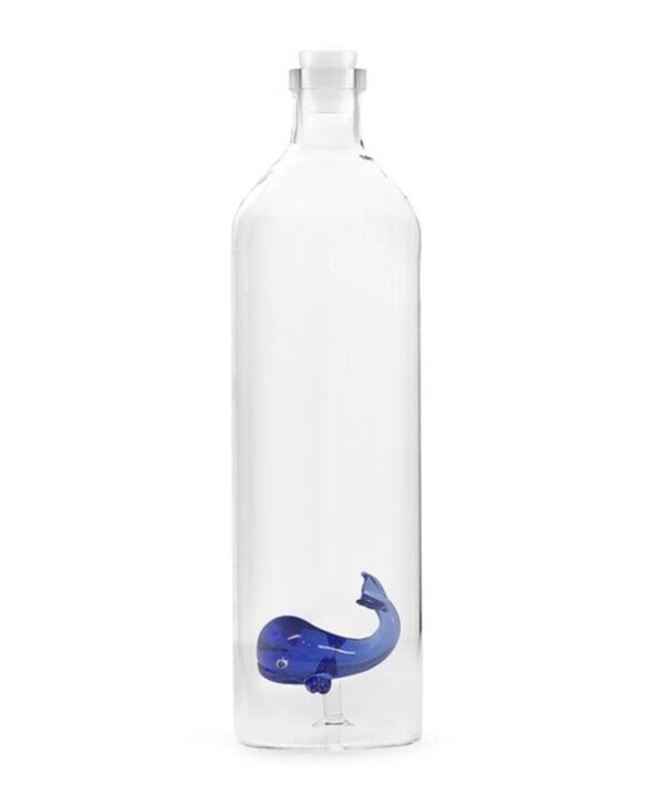 Glazen borosilicaat fles met handgemaakte glazen walvis, 1.2 liter, elegant gefotografeerd.