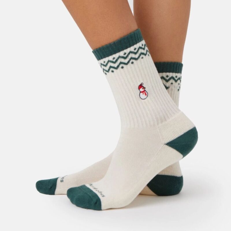 Organic Christmas socks in a festive 2-pack. GOTS-certified, soft, sustainable and beautifully gift-ready for the holiday season.