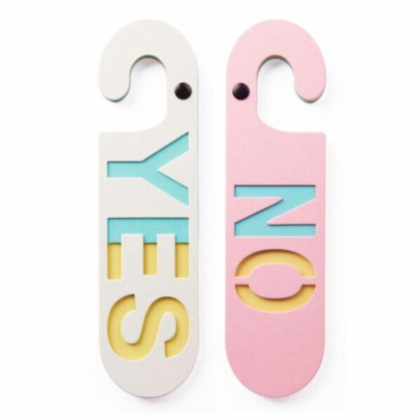 Vrolijke pink white YES NO deurhanger van duurzaam karton