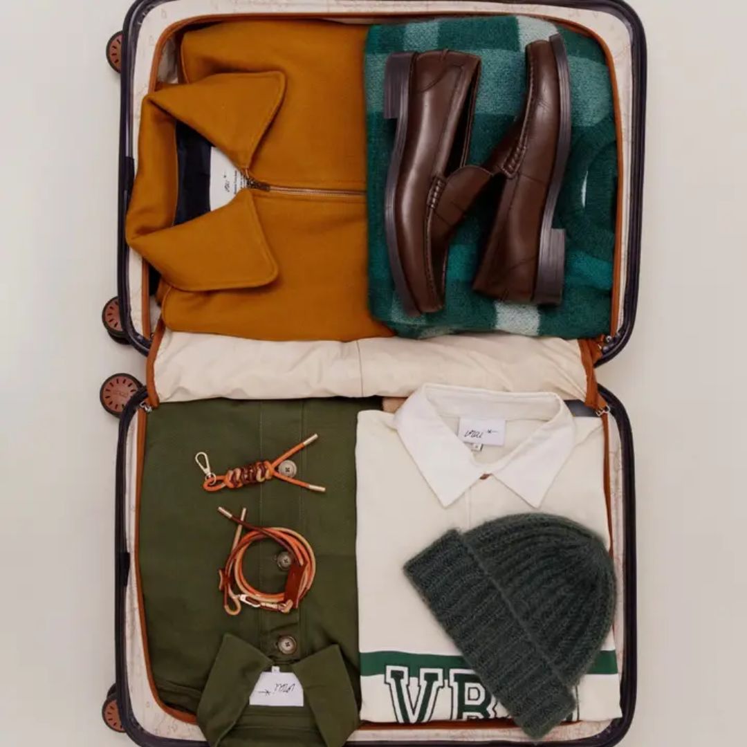 Handmade leather phone cord in pumpkin by TRUE x CHARLOT. Adjustable, lightweight and elegant. Crafted in France and delivered in an exclusive pouch.