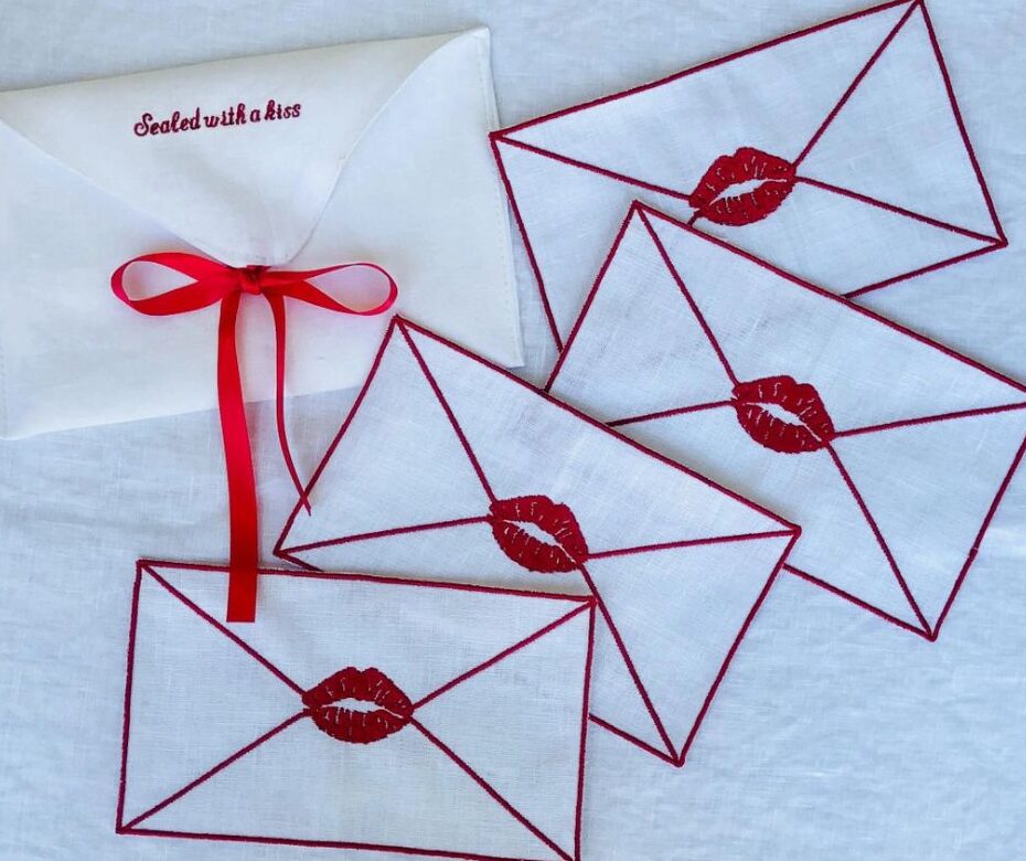 linnen cocktail servetten geborduurd rode lippen wit linnen love letter set Luxe onder €50