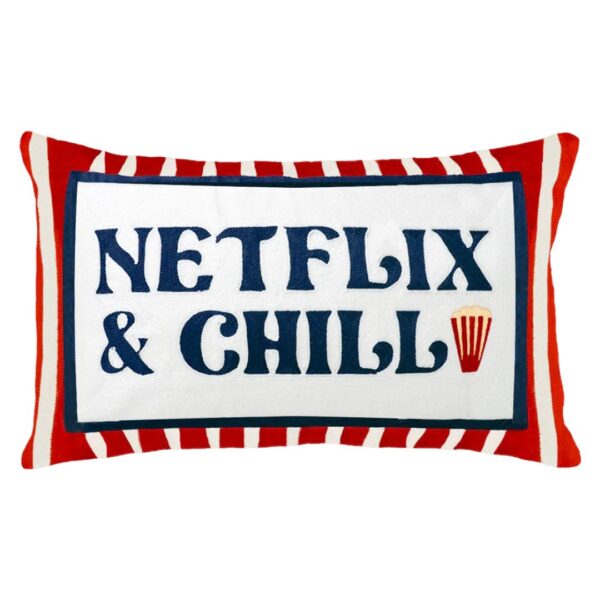 Netflix & Chill kussen met rode streep en popcorn detail op een bank, perfect voor een gezellige filmavond