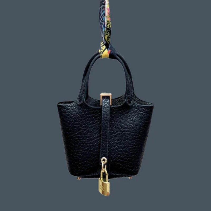 zwarte Pikotin inspired bag charm
