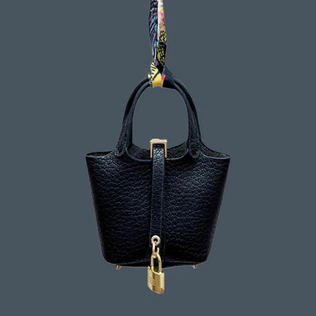 zwarte Pikotin inspired bag charm
